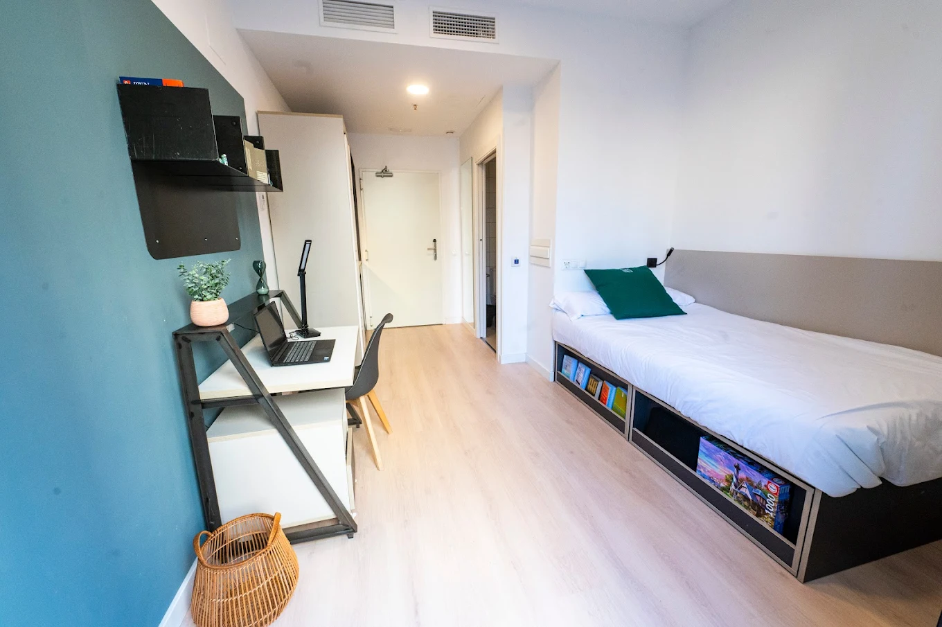 Single rooms with comfortable spaces